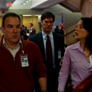 Mandy Patinkin, Lola Glaudini e in secondo piano Thomas Gibson nel pilot della serie Criminal Minds, dal titolo 'Extreme Aggressor'