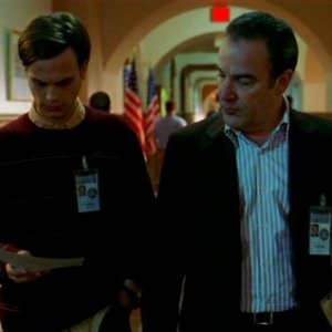 Mandy Patinkin nei panni di Jason Gideon, e Matthew Gray Gubler che interpreta il dott. Reid, nella serie Criminal Minds, episodio: Extreme Aggressor