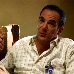 Mandy Patinkin nel ruolo del saggio Jason Gideon, mentore dei profiler della serie Criminal Minds, episodio: Compulsion
