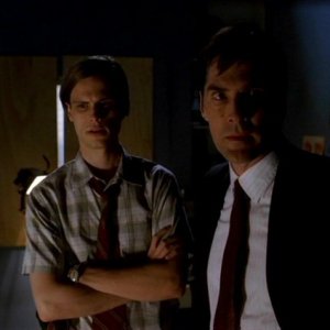 Matthew Gray Gubler e Thomas Gibson cercano di scoprire l'identità del piromane nell'episodio 'Compulsion' della serie Criminal Minds