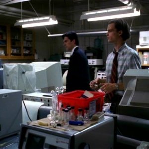 Matthew Gray Gubler e Thomas Gibson, nel laboratorio di chiminca dell'università minacciata da un piromane, nell'episodio 'Compulsion' della serie Criminal Minds