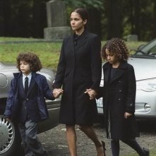 Halle e Michah Berry con Alexis Llewellyn in una scena del film Noi due sconosciuti