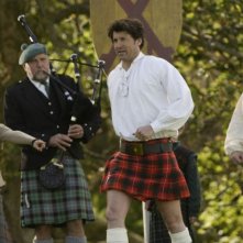 Patrick Dempsey in kilt in una scena del film Un amore di testimone
