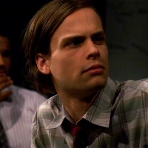 Shemar Moore alle spalle di Matthew Gray Gubler, nell'episodio 'Compulsion' della serie Criminal Minds