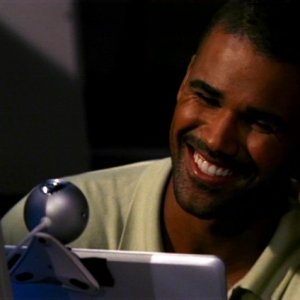 Shemar Moore, nel ruolo di Derek Morgan mentre parla con la sua adorata Garcia, nell'episodio 'Compulsion' della serie Criminal Minds