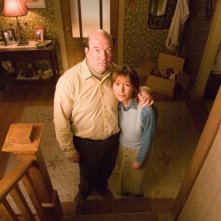 John Carroll Lynch e Cynthia Stevenson in una scena del film Full of it
