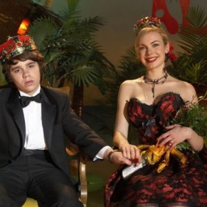 Ryan Pinkston con Amanda Walsh in una scena del film Full of it