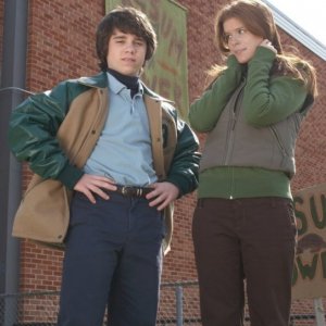 Ryan Pinkston e Kate Mara in una scena del film Full of it