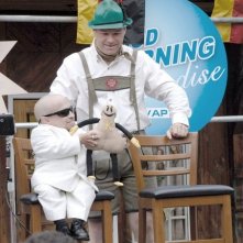 Verne Troyer e il regista Uwe Boll in un'immagine sul set di Postal