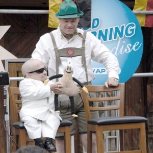 Verne Troyer e il regista Uwe Boll in un'immagine sul set di Postal