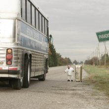 Verne Troyer in una sequenza del film Postal