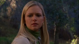 A.J. Cook interpreta J.J. mentre si trova sulla scena di un crimine nell'episodio 'The Popular Kids' della serie Criminal Minds