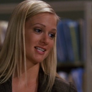 A.J. Cook, nel ruolo di J.J. l'agente che fa da collegamento tra l'FBI e la polizia nell'episodio 'L.D.S.K.' della serie Criminal Minds