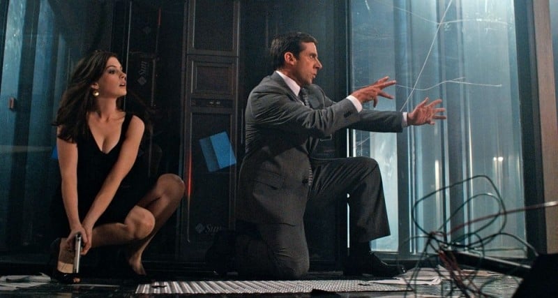 Anne Hathaway accanto a Steve Carell in una scena del film Agente Smart - Casino Totale