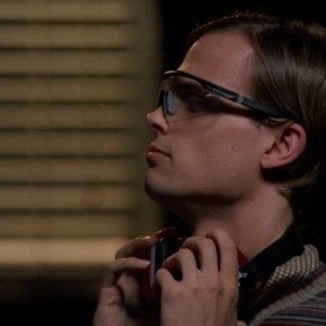 il dott. Reid, interpretato da Matthew Gray Gubler, al poligono di tiro nell'episodio 'L.D.S.K.' della serie Criminal Minds