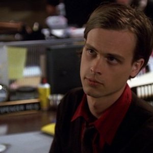 il dott. Reid, interpretato da Matthew Gray Gubler, alla sua scrivania nell'episodio 'L.D.S.K.' della serie Criminal Minds