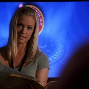 J.J., interpretata da A.J. Cook, illustra il nuovo caso al team del BAU nella serie Criminla Minds, episodio: The Fox