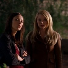 Lola Glaudini e Elisabeth Harnois, che interpreta il doppio ruolo di Trish e Cheryl Davenport nell'episodio 'Broken Mirror' della serie Criminal Minds