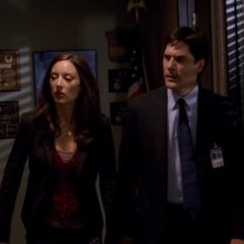 Lola Glaudini e Thomas Gibson nel ruolo di Elle Greenaway e Aaron Hotchner nella serie Criminal Minds, episodio: Broken Mirror