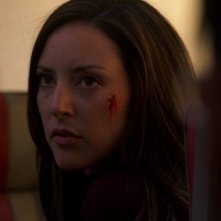 Lola Glaudini in un momento drammatico dell'episodio 'Derailed' della serie Criminal Minds