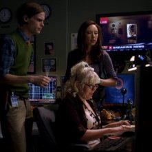 Lola Glaudini,  Kirsten Vangsness e Matthew Gray Gubler nella stanza dei monitor nell'episodio 'Natural born Killer' della serie Criminal Minds