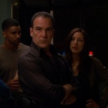Lola Glaudini, Shemar Moore, A.J. Cook e Mandy Patinkin discutono di un caso nell'episodio 'L.D.S.K.' della serie Criminal Minds