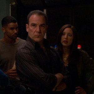 Lola Glaudini, Shemar Moore, A.J. Cook e Mandy Patinkin discutono di un caso nell'episodio 'L.D.S.K.' della serie Criminal Minds