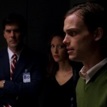 Lola Glaudini, Thomas Gibson e Matthew Gray Gubler assistono a un interrogatorio nell' episodio 'The Fox' della serie Criminal Minds