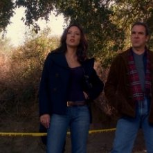 Mandy Patinkin e Lola Glaudini sulla scena di un crimine nella serie Criminal Minds, episodio: The Popular Kids