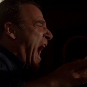 Mandy Patinkin in  momento drammatico dell'episodio 'The Fox', della serie Criminal Minds