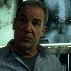 Mandy Patinkin nel ruolo dell'esperto profiler Jason Gideon nell'episodio 'L.D.S.K.' della serie Criminal Minds