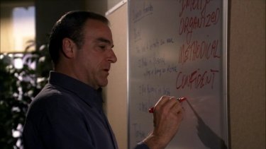 Mandy Patinkin, qui nel ruolo di Jason Gideon che aggiunge nuovi indizi sulla lavagna nell'episodio 'Natural born Killer' della serie Criminal Minds