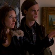 Matthew Gray Gubler e Lola Glaudini indagano sulla scena di un crimine nella serie Criminal Minds, episodio 'Blood Hungry'