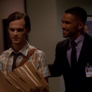 Matthew Gray Gubler e Shemar Moore percorrono i corridoi del BAU nella serie tv Criminal Minds, episodio: Broken Mirror