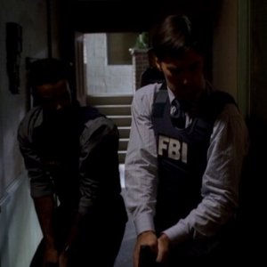 Shemar Moore e Thomas Gibson in una scena d'azione nell' episodio 'The Fox' della serie Criminal Minds