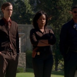 Shemar Moore, Matthew Gray Gubler e Paula Newsome che interpreta il detective Shea Clavin nell'episodio 'L.D.S.K.' della serie Criminal Minds