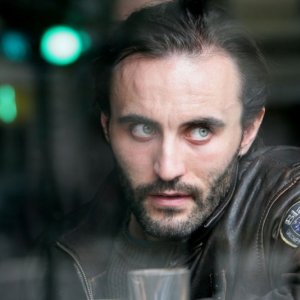 Una bella immagine di Stefano Cassetti in una scena del film Il resto della notte