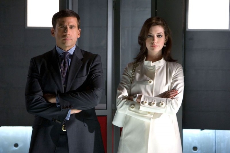 Steve Carell e Anne Hathaway in una scena di Agente Smart - Casino Totale