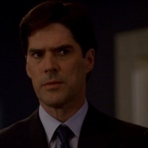 Thomas Gibson veste i panni del dirigente della BAU (Behavioral Analysis Unit) Aaron Hotchner, nella serie Criminal Minds, episodio: Broken Mirror