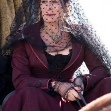 veletta e look dark per Anjelica Huston in una scena del film Caccia spietata