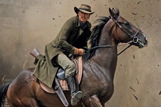 Jung Woo-Sung in una scena del film The Good, the Bad, the Weird