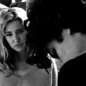 Laura Smet e Louis Garrel in una scena del film La frontiera dell'alba, del 2008