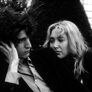 Laura Smet con Louis Garrel in una scena del film La frontiera dell'alba