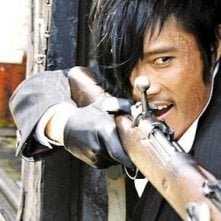 Lee Byung-Hun in una scena del film The Good, the Bad, the Weird 