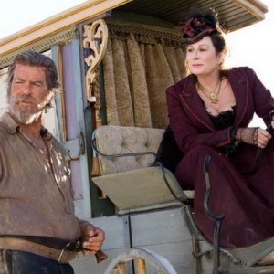 Pierce Brosnan e Anjelica Huston in una scena del film Caccia spietata