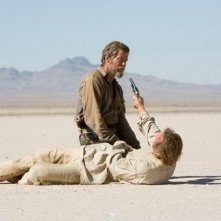 Pierce Brosnan e Liam Neeson in una scena del film Caccia spietata