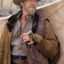 Pierce Brosnan in una scena del western Caccia spietata