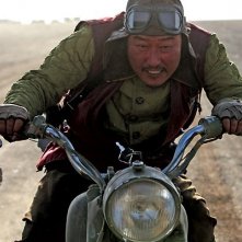 Song Kang-Ho in una scena del film The Good, the Bad, the Weird 