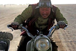 Song Kang-Ho in una scena del film The Good, the Bad, the Weird