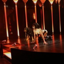Asia Argento e il rottweiler in una scena di Go Go Tales